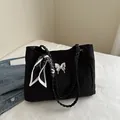 Schwarze Tragetasche mit Schmetterlingsdekor und geometrischem Tuch auf Weiß - Schwarz