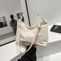 Borsa a spalla crema minimalista con dettaglio nodo e finiture argentate - Bianco