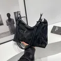 Borsa hobo nera a pieghe dal design minimalista con spalline in corda spessa - Nero