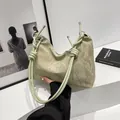 Borsa a tracolla plissettata verde chiaro minimalista con dettaglio tracolla a corda - Verde