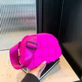 Borsa a tracolla nuvola trapuntata rosa acceso con motivo a quadri e cinturino regolabile - Rosso rosa