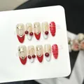 Dettaglio di unghie finte fatte a mano rosse e bianche con decorazioni 3D ciliegia e stella - Extra Piccolo (XS) / Stile Decorativo 3D a Blocchi di Colore Rosso (W480)