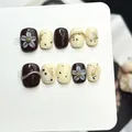 Vista dettagliata di unghie finte fatte a mano con toni marrone e crema e decori floreali 3D - Extra Piccolo (XS) / Stile Floreale 3D Marrone Scuro e Bianco Crema (W467)