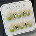Unghie finte fatte a mano sfumate verde menta con rose in rilievo 3D e dettagli in strass - Grande (L) / Tè Freddo alla Menta