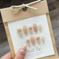 Uñas postizas artesanales rosa nude con diseño de cuadros, perlas y detalles de corazón - Grande (L)