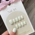 Set unghie finte tonde corte bianco latte su cartoncino elegante con fiocco rosa - XS / Balletto Medio Bianco Latte Sfumato