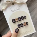 Unghie press-on cat eye marrone viola con gemme a cuore rosa 3D su scheda di esposizione - Occhio di Gatto Smaltato / Grande (L)