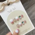 Handgemachte Kunstnägel mit süßem Schweinchen-Design und Pfirsich-Motiven auf kurzen Nägeln - Schwein und Kohl Stil / Groß (L)