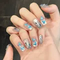 Kurze quadratische blaue Schmetterlings-Nägel mit silbernem Cat-Eye-Glitzer und Perlen - XS / Mittelquadratischer Stil (3074)