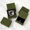 Boîte à bijoux vert foncé présentant un collier de perles et une bague étoile dorée - Diamètre Intérieur: 9.5x9.5x3.5 / Boîte à tiroirs verte