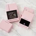 Vue détaillée d'un coffret à bijoux rose texturé avec bagues et inscriptions de luxe - Diamètre Intérieur: 9.5x9.5x3.5 / Boîte à tiroir rose