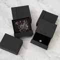Détails macro de coffrets bijoux noirs avec collier en argent et bague sertie de pierre - Diamètre Intérieur: 9.5x9.5x3.5 / Boîte à tiroirs noire