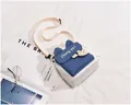 Détail du sac bandoulière en toile bicolore avec oreilles d'animaux et ourson peluche - Bleu