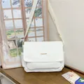 Weiße Canvas-Umhängetasche mit FASHION-Label auf Holztisch für College-Studenten - Weiß