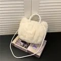 Sac bandoulière en fausse fourrure blanc crème avec plis et anse tressée - Blanc