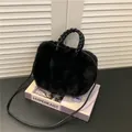 Sac à main chic en fausse fourrure noire avec poignée tressée et bandoulière pour l'hiver - Noir