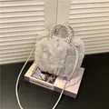 Sac à main en fausse fourrure gris clair avec poignée tressée et texture douce - Gris