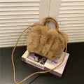 Sac à bandoulière en fausse fourrure marron avec poignée tissée et sangle fine - Marron