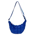Borsa a tracolla trapuntata blu reale con tracolla regolabile e forma a mezzaluna - Blu