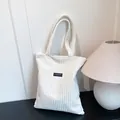 Borsa tote in velluto a coste beige da donna con doppio manico ed etichetta moda - Bianco