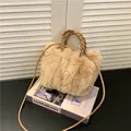 Sac à bandoulière chic en fausse fourrure beige avec poignée tissée et texture peluche - Kaki
