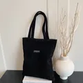 Borsa tote minimalista in velluto a coste nero con etichetta moda per studentesse - Nero