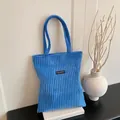 Borsa tote in velluto a coste blu con patch Fashion Instinct su libri bianchi - Blu