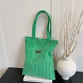 Borsa tote in velluto a coste verde erba con strisce verticali ed etichetta alla moda - Verde