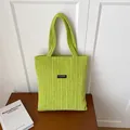 Borsa tote in velluto a coste verde brillante con etichetta moda e trama a righe - Verde Avocado