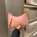 Bolso hobo minimalista rosa claro para mujer con herrajes dorados y cremallera - Rosa