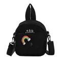 Minimalistische schwarze Canvas-Umhängetasche mit Regenbogen-Patch und Gurt - Schwarz