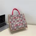 Elegante borsa tote in tela a scacchi rossi e grigi con manici in tessuto rosa - Rosso
