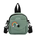 Minitasche aus Segeltuch in Minzgrün mit Regenbogen-Patch und schwarzem Schultergurt - Grün
