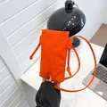Mini canvas crossbody telefoontasje in levendig feloranje met een geknoopte schouderband - Oranjerood