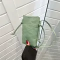 Mini lichtgroene canvas crossbody telefoontas met trekkoordsluiting en dunne schouderband - Groen