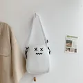Graziosa borsa a tracolla bianca con occhi XX e bocca ondulata su sfondo bianco - Stile Bianco Con Occhi a X
