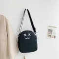 Borsa a tracolla in tela nera con design minimalista a emoticon bianca e cinturino - Stile Nero Con Occhi a X