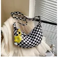 Bolso hobo de lona con patrón de tablero de ajedrez y un colgante de flor amarilla - Con Colgante / Negro