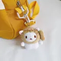 Süßer weißer Plüsch-Katzenanhänger mit cremefarbenem Hoodie an einer gelben Segeltuchtasche - Anhänger