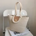 Borsa a secchiello intrecciata beige con patta in pelle marrone e perla grande - Bianco Sporco