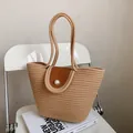 Borsa a secchiello intrecciata beige con patta in pelle marrone e chiusura a perla - Cachi