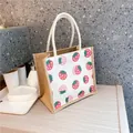 Détail du côté en jute naturel et imprimé fraise sur toile avec poignées en corde - Fraise