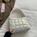 Bolso elegante de nailon beige acolchado con costuras cuadradas y acabado brillo - Blanco
