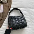 Bolso acolchado negro para mujer con elegante patrón de bordado cuadrado clásico - Negro