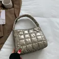 Bolso de mano acolchado oro champán con costuras cuadradas y asa superior fija - Gris metalizado