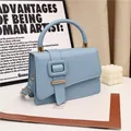 Hemelblauwe minimalistische lederen crossbody tas met gesp en verstelbare riem - Blauw