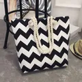 Grande borsa tote in tela con motivo chevron bianco e nero e manici in corda - Motivo Zigzag Bianco e Nero