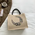 Bolso tote de yute con estampado de luna tribal negra y asas redondas en acabado natural - Patrón de Luna (Estilo 1)