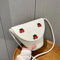 Mini sac bandoulière en paille tressée crème avec broderie cerise faite à la main - Style Broderie Cerise (0857) / Blanc