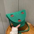 Sac bandoulière en paille tissée verte avec broderies cerises rouges et fine bandoulière - Style Broderie Cerise (0857) / Vert